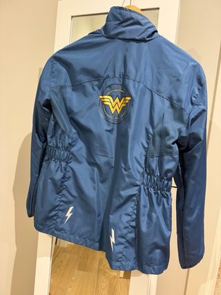 Cortavientos Wonder Woman azul