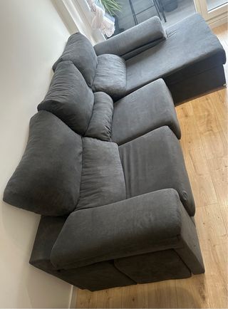 Sofá Salón modular gris con otomanas puff