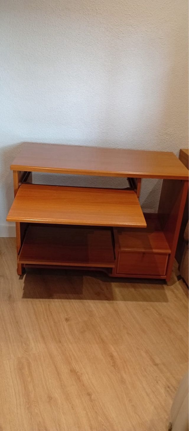 Escritorio de madera con bandeja extraíble y cajón