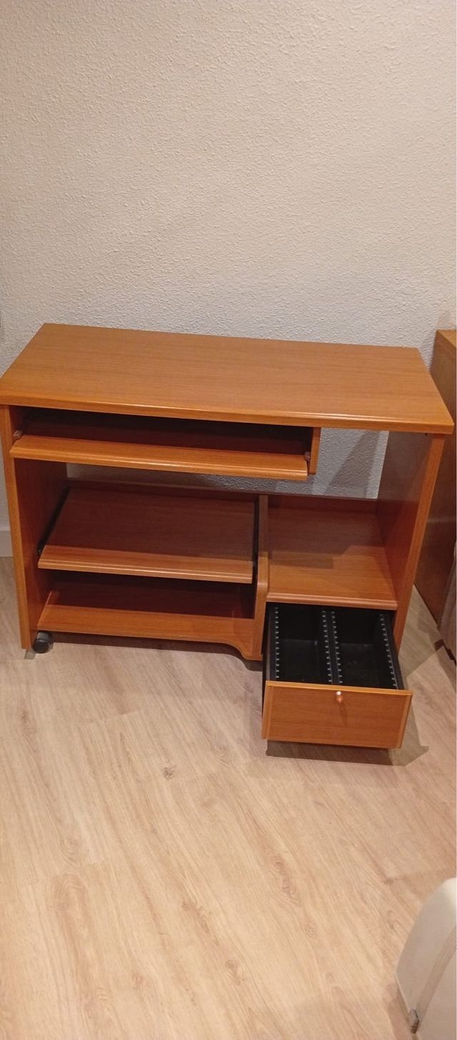 Escritorio de madera con bandeja extraíble y cajón