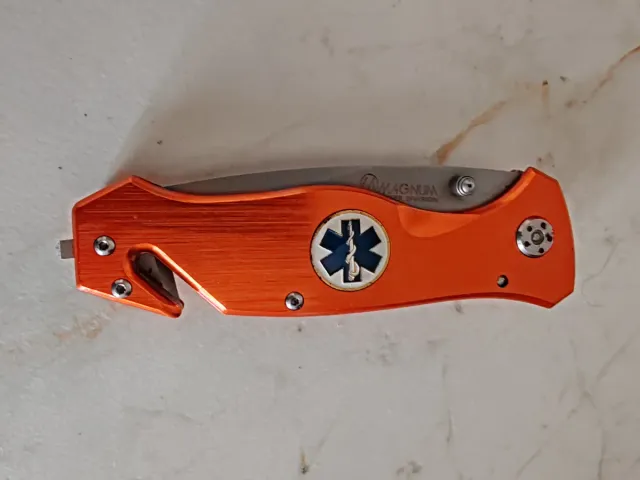 Cuchillo Magnum naranja con símbolo médico