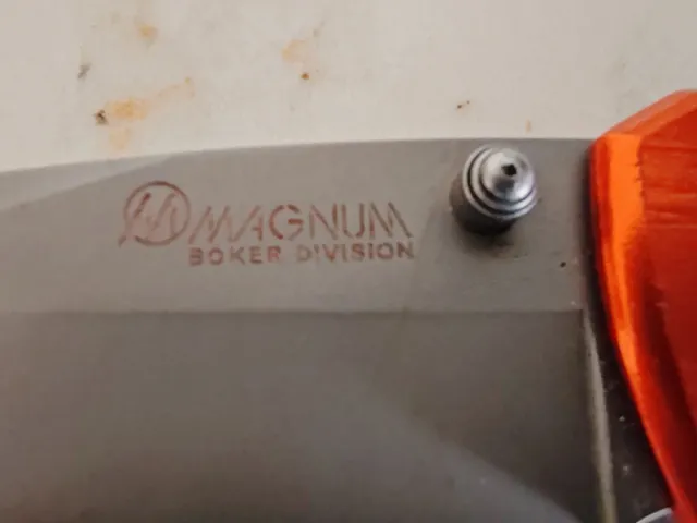 Cuchillo Magnum naranja con símbolo médico