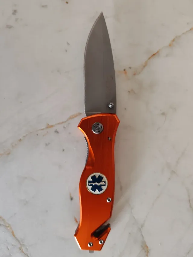 Cuchillo Magnum naranja con símbolo médico