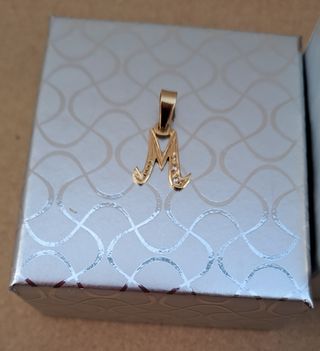 Colgante de Oro 18 k letra M con circonitas.