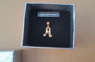Colgante de Oro 18 k letra M con circonitas.