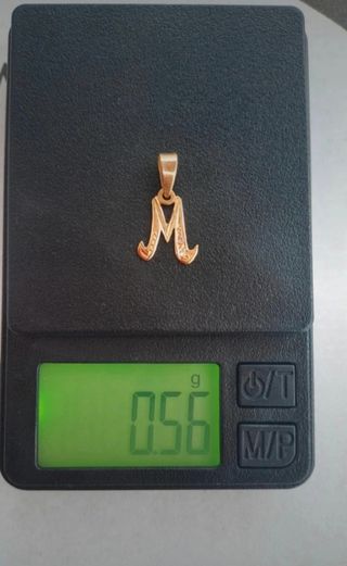 Colgante de Oro 18 k letra M con circonitas.