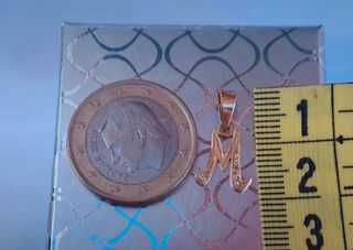 Colgante de Oro 18 k letra M con circonitas.