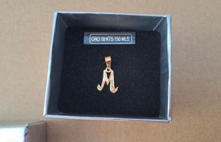 Colgante de Oro 18 k letra M con circonitas.