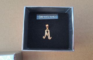 Colgante de Oro 18 k letra M con circonitas.