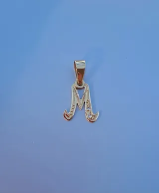 Colgante de Oro 18 k letra M con circonitas.