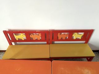 Juego 2 mesas, 4 bancos y 2 sillas infantiles