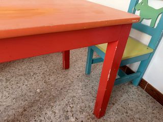 Juego 2 mesas, 4 bancos y 2 sillas infantiles