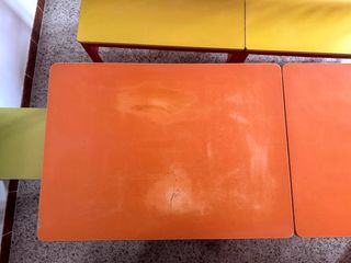 Juego 2 mesas, 4 bancos y 2 sillas infantiles