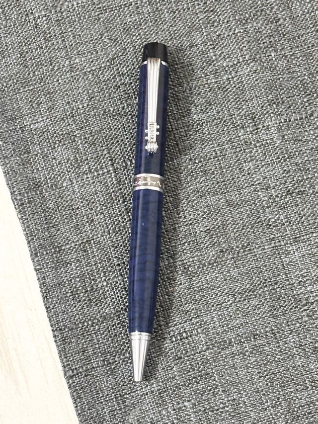 Bolígrafo antiguo azul con detalles plateados