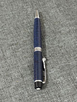 Bolígrafo antiguo azul con detalles plateados