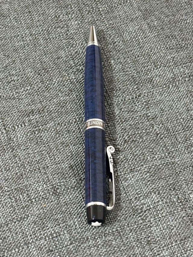 Bolígrafo antiguo azul con detalles plateados