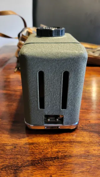 Proyector antiguo con maletín y accesorios