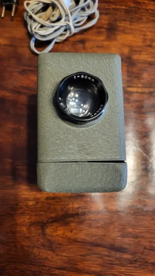 Proyector antiguo con maletín y accesorios