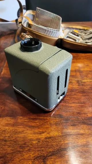 Proyector antiguo con maletín y accesorios