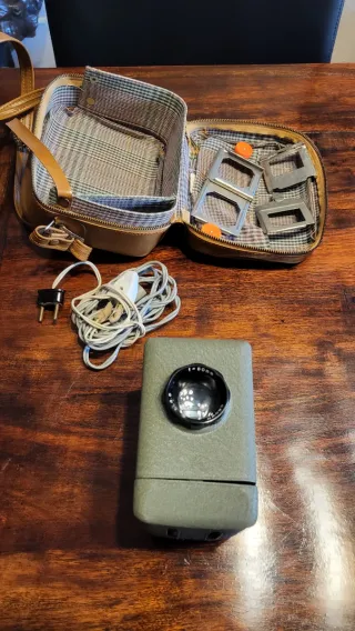 Proyector antiguo con maletín y accesorios