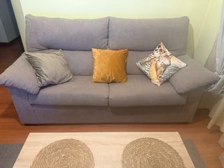 Sofá de tela gris