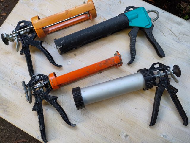 09-Pistoles de Silicona. SILICON GUNS