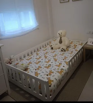 Cama infantil suelo 120x200cm con barreras.