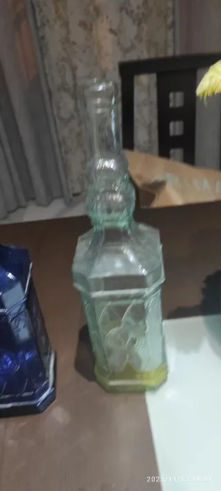 Due bottiglie in regalo con qualsiasi altro acquisto. Bottiglie di vetro in stile vintage.