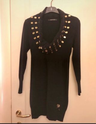 Elegante maglione lungo nero con collo gioiello