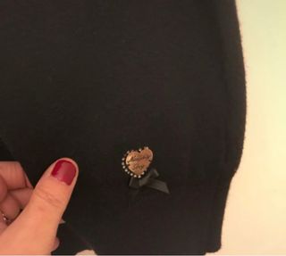 Elegante maglione lungo nero con collo gioiello