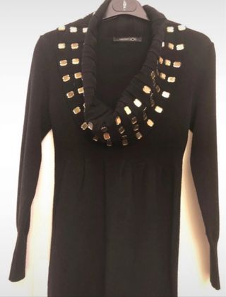 Elegante maglione lungo nero con collo gioiello