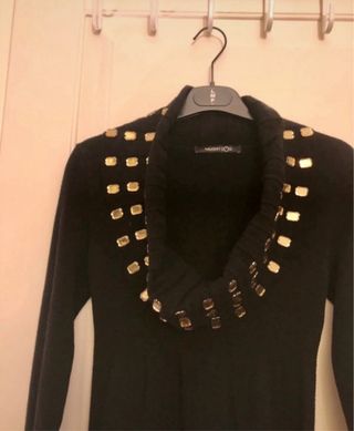 Elegante maglione lungo nero con collo gioiello