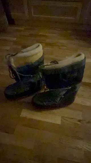 Botas de nieve beige y negras