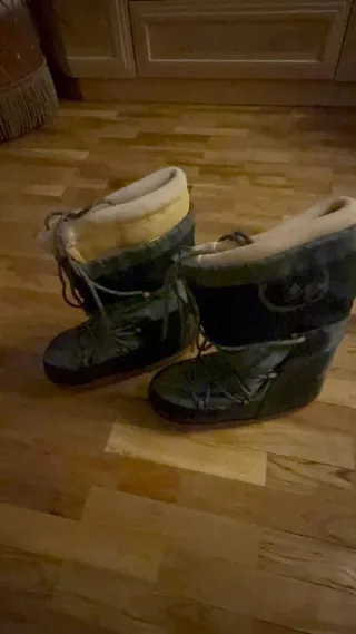Botas de nieve beige y negras