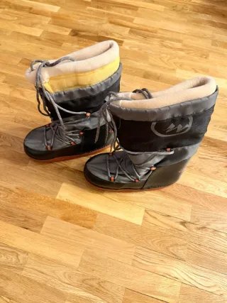 Botas de nieve beige y negras