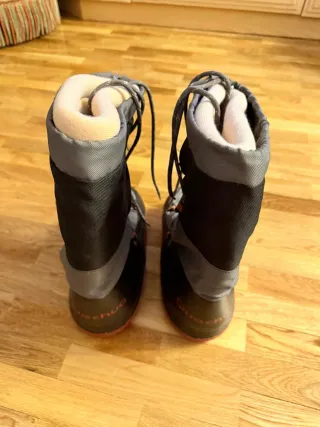 Botas de nieve beige y negras