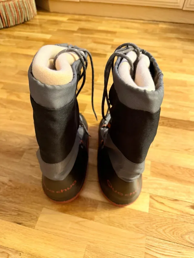 Stivali da neve beige e neri