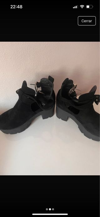 Botines negros con plataforma y hebillas