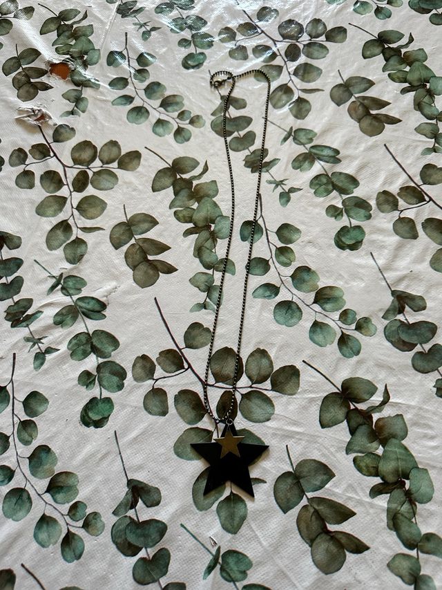 Colgante estrella doble metal negro y dorado