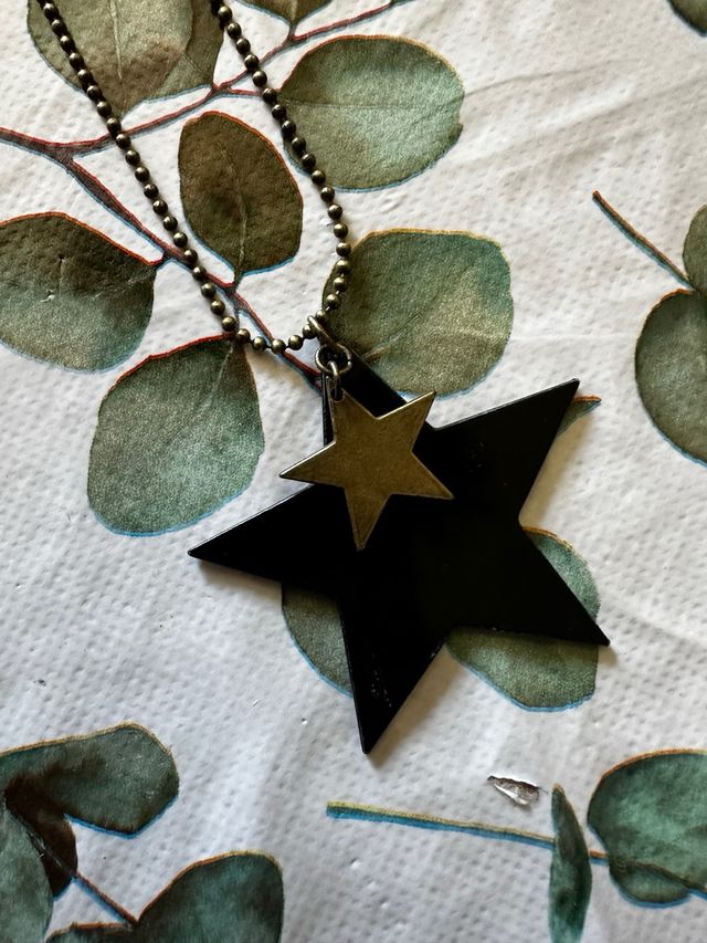 Colgante estrella doble metal negro y dorado