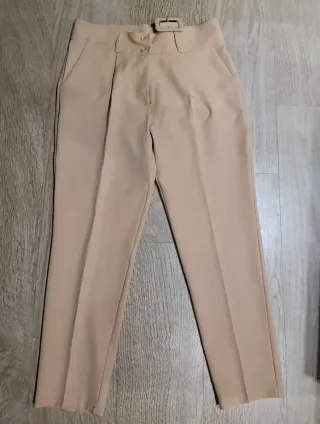 Pantalón de vestir beige con pinzas