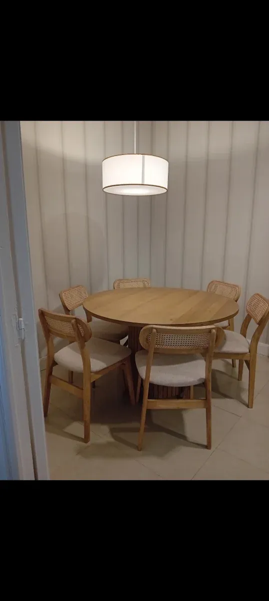 Mesa de comedor redonda de madera