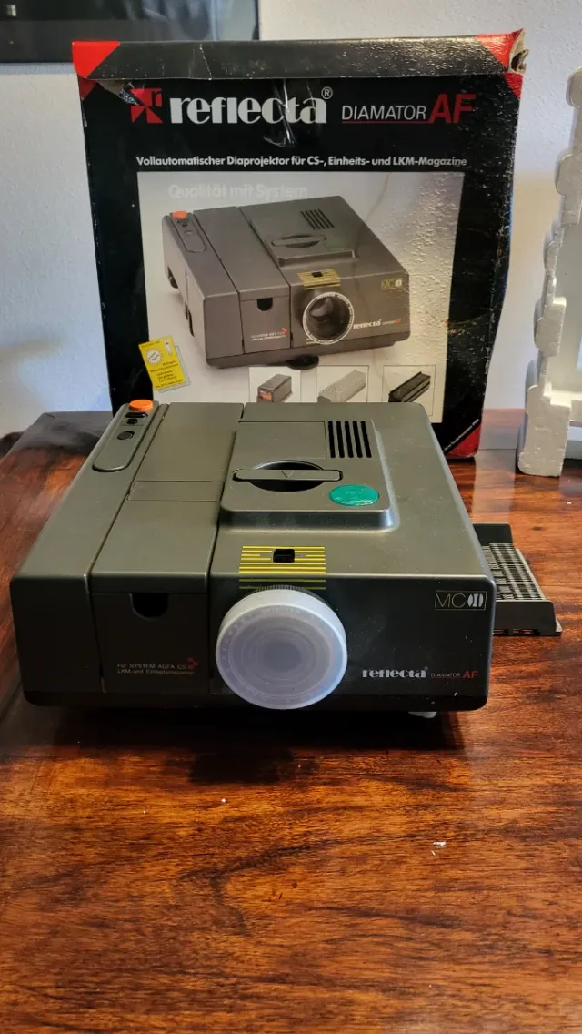 Proyector de diapositivas Reflecta con pantalla