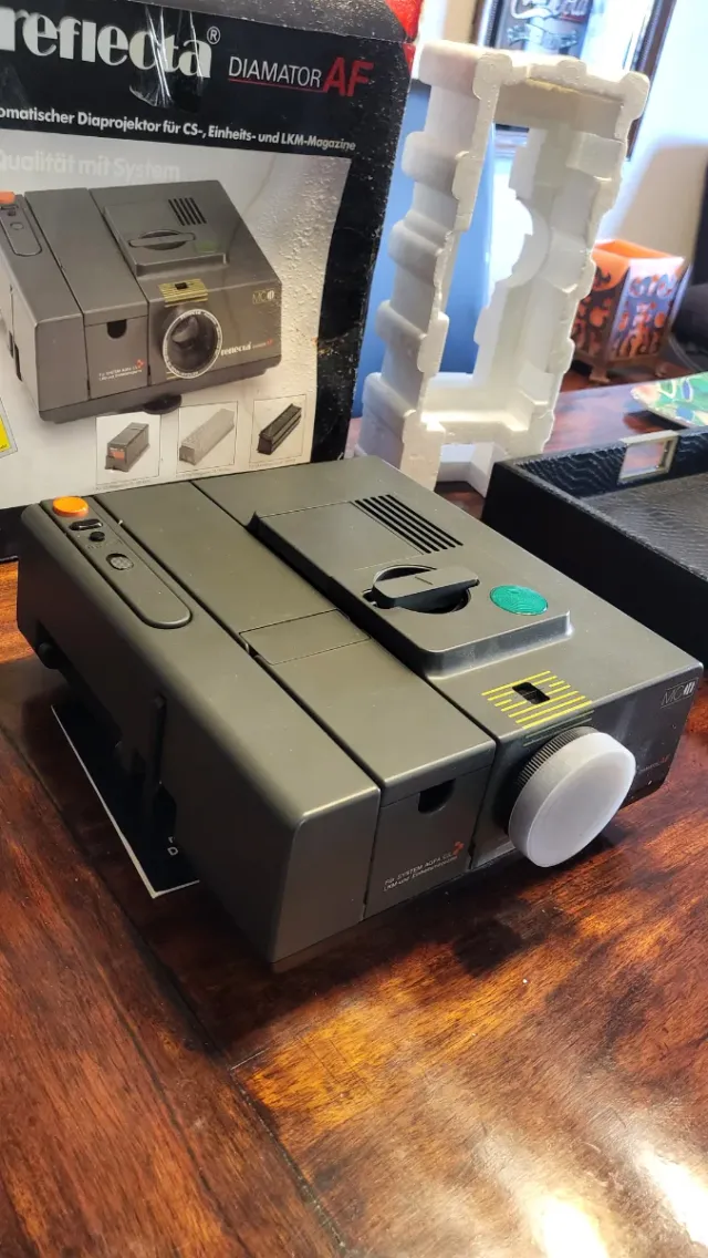 Proyector de diapositivas Reflecta con pantalla