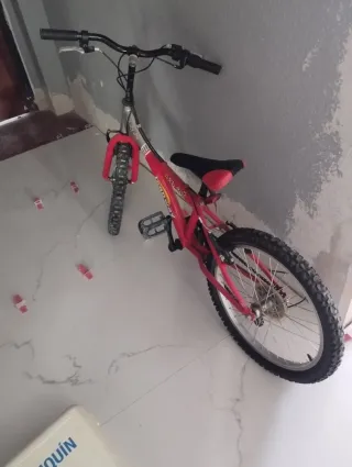 Bicicleta infantil roja