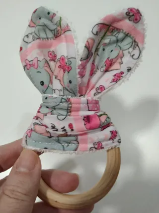 Pack de babero, mordedor y chupetero elefantes.