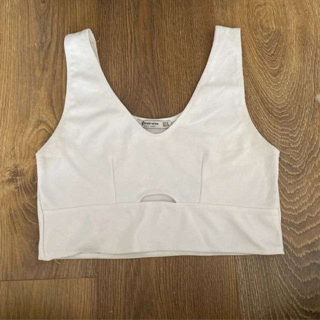Top Stradivarius blanco con corte