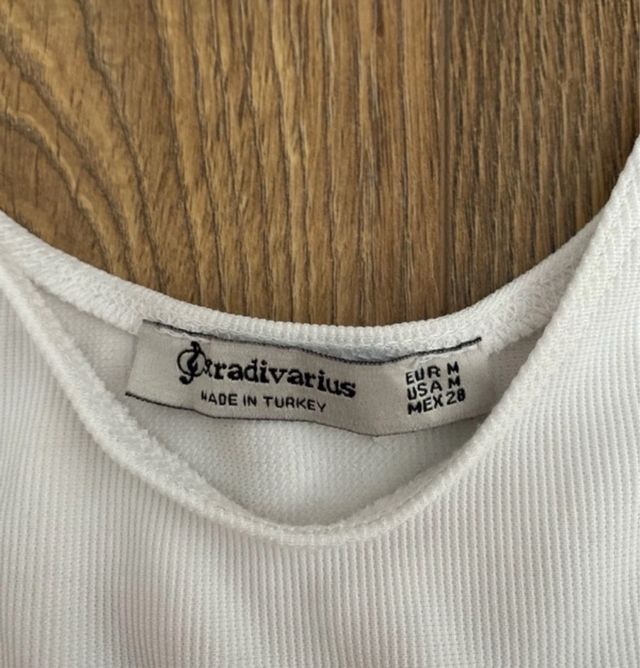 Top Stradivarius blanco con corte