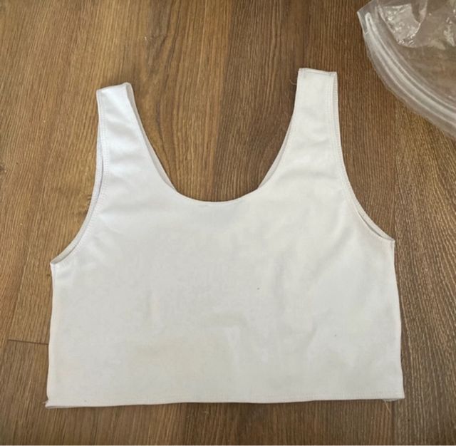 Top Stradivarius blanco con corte