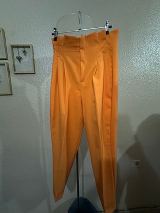 Traje de mujer naranja